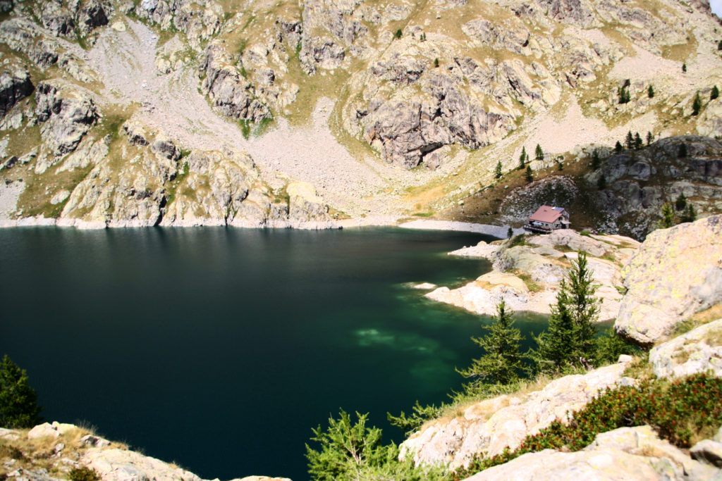 Lac Vert et refuge de la Valmasque, uniquement accessible à pied.