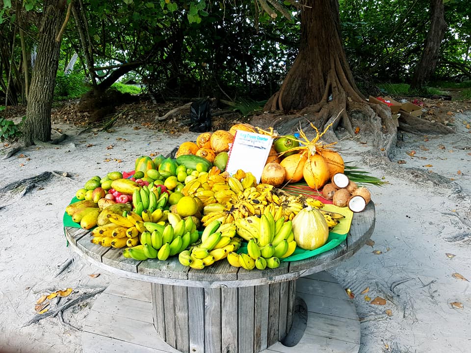 étalage de fruits tropicaux à Praslin