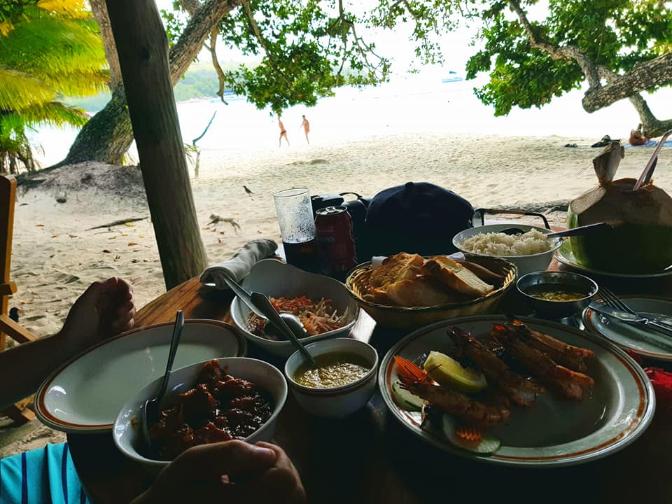 Repas les pieds dans le sable au Bonbon Plume